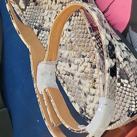 Snakeskin Pattern Sandals - Picture 3 of 4